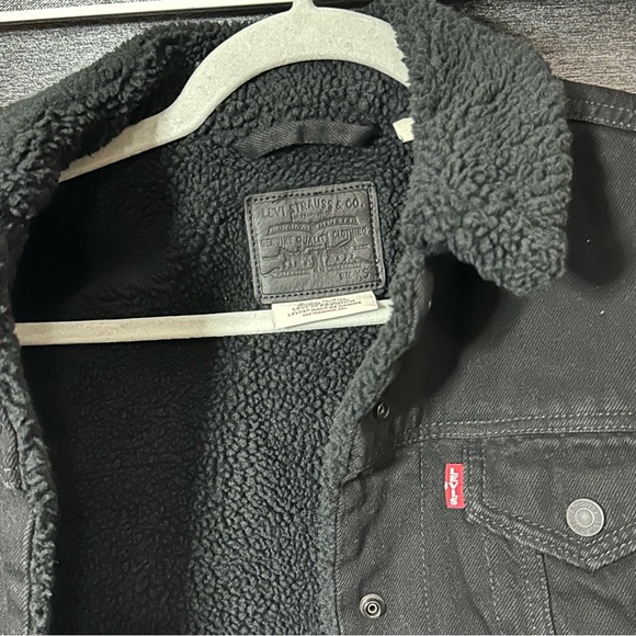 Levi’s black jean trucker jacket - Picture 2 of 5